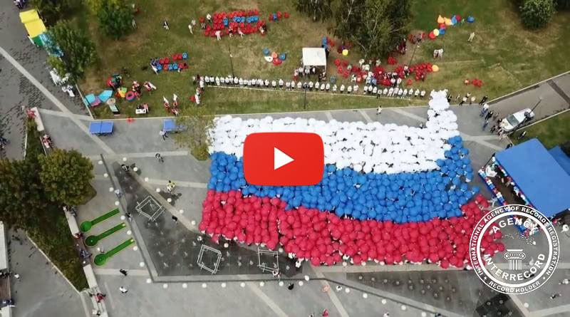 Самый большой флаг России из зонтов