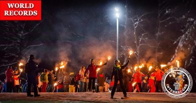 Самый массовый спуск с горы на лыжах и сноубордах с факелами