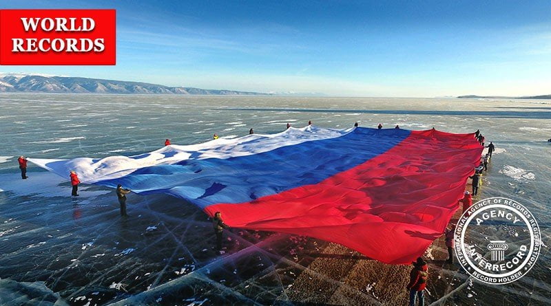 Крупнейший национальный флаг развернутый на льду озера