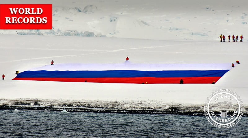 Крупнейший национальный флаг развернутый в Антарктиде