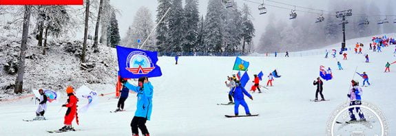 Самый массовый спуск с горы на лыжах и сноубордах с флагами