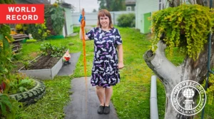 Marina Matveeva holding the longest carrot grown in Russia