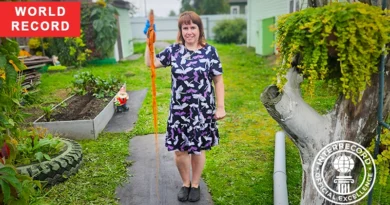 Marina Matveeva holding the longest carrot grown in Russia