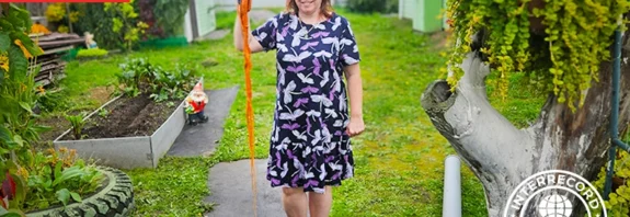 Marina Matveeva holding the longest carrot grown in Russia