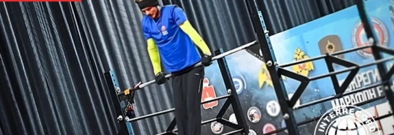 Атлет выполняет выход силой во время рекорда