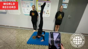 Ксения Дударева выполняет подъём ног в стойке на голове