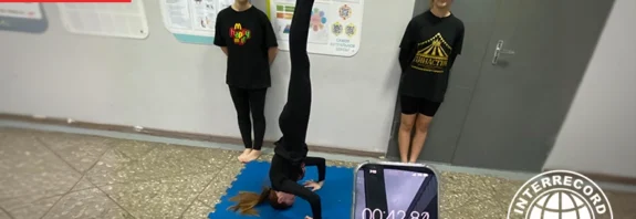 Ксения Дударева выполняет подъём ног в стойке на голове