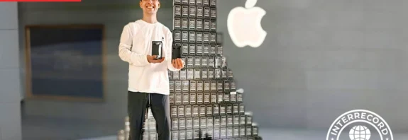 Dmitrii Maksimov with the rare Apple container