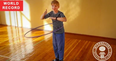 Vsevolod Karlov spinning a hula-hoop during his official record