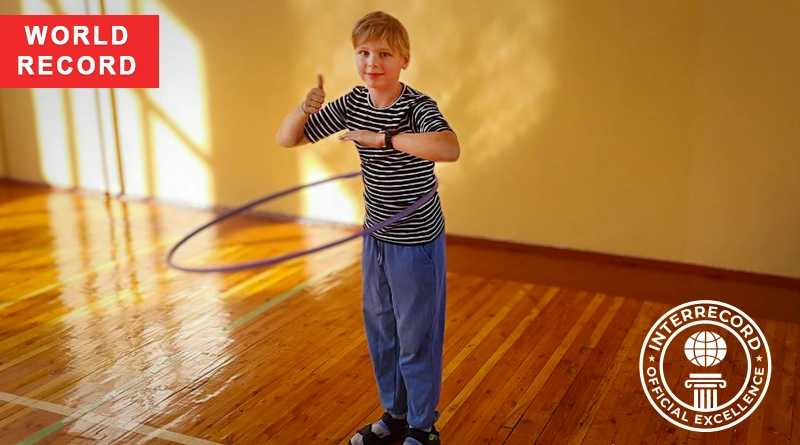 Vsevolod Karlov spinning a hula-hoop during his official record