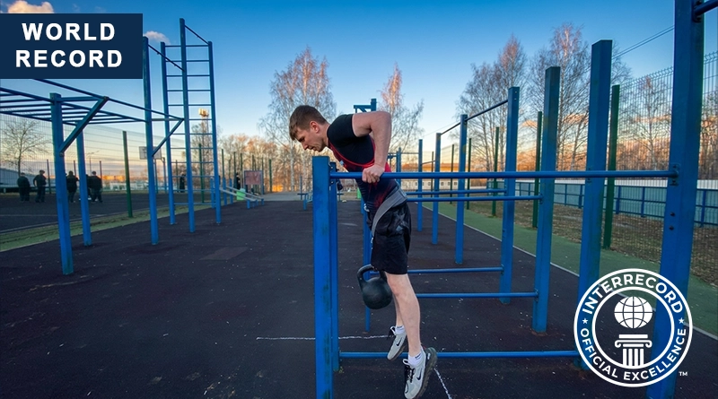 Мировой рекорд: отжимания на брусьях с весом 16 кг за 1 минуту — Дмитрий Кочегаров
