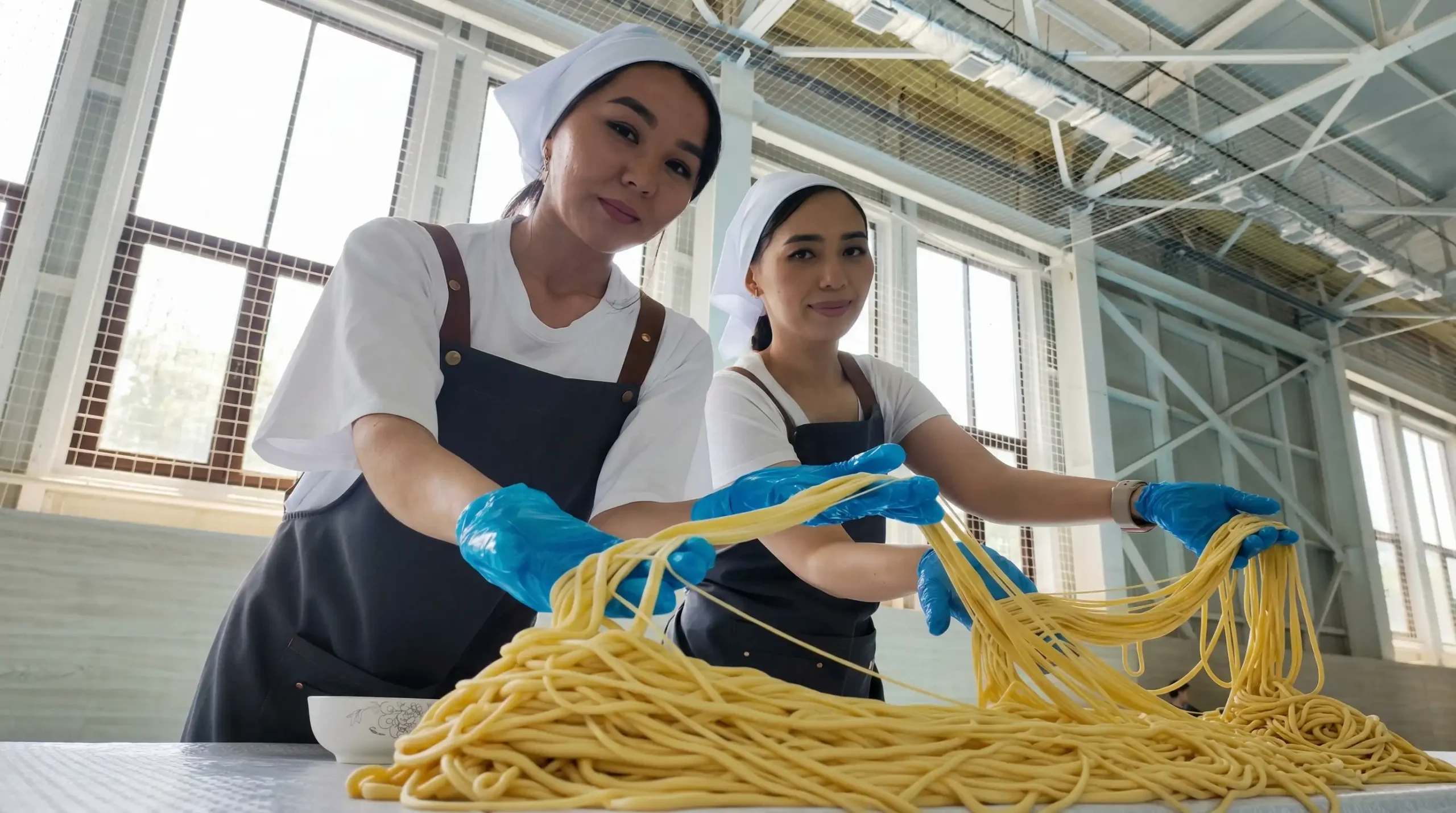 Самый длинный лагман в истории Казахстана приготовили в Алматы