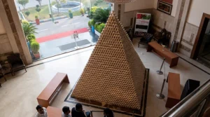 largest pyramid of paper coffee cups