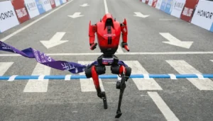 робот на дистанции полумарафона в Пекине