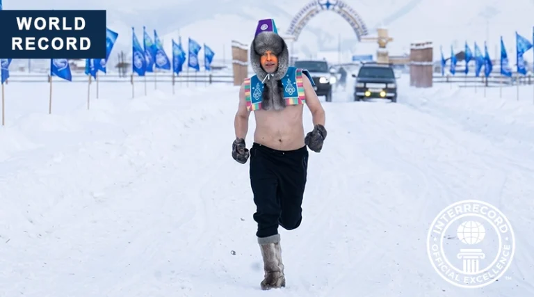 Alexander Golota during a bare-chested record run in Oymyakon