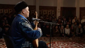 Казахский жырау исполняет эпическое произведение перед аудиторией