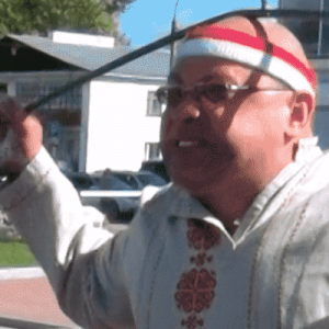 Наибольшее количество согнутых металлических прутов о голову