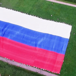 Самый большой флаг России
